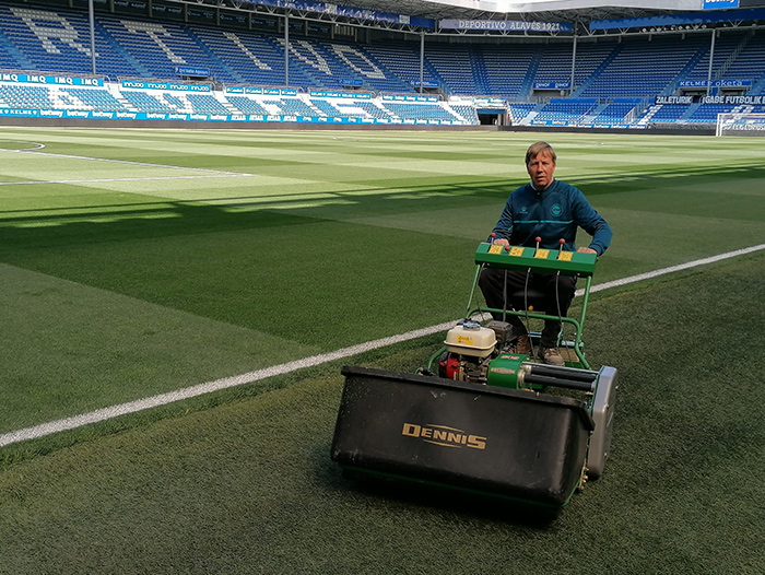 John Stewart, Head Groundsman at Deportivo Alaves FC in Spain, has said that his new Dennis G860 cylinder mower is ‘right up there at the very top’ when it comes to turf maintenance machinery.