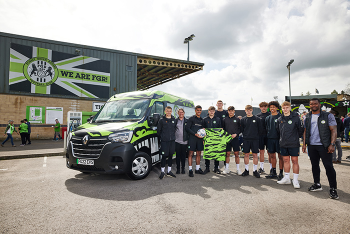 Forest Green Rovers’ Youth Team, with club’s new 100% electric Renault Trucks Master E-Tech minibus