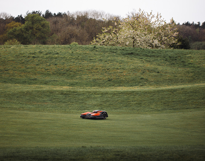 The Husqvarna GYPR CEORA model on a golf course