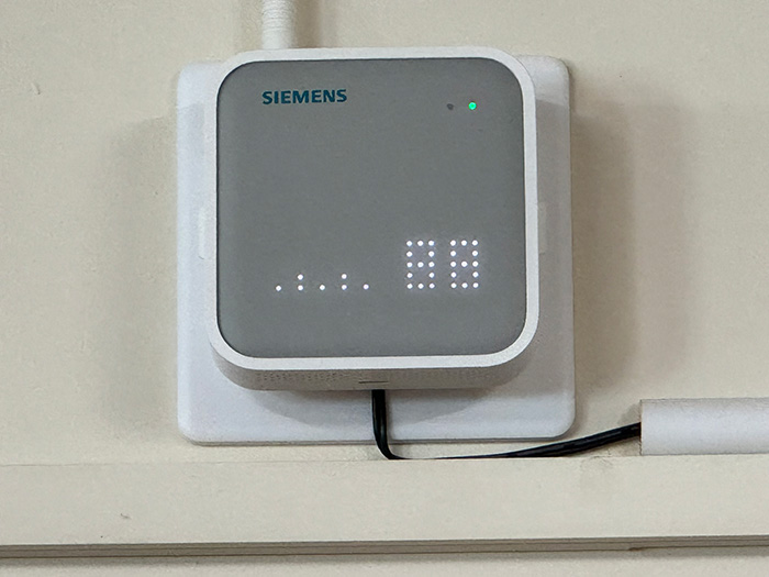 The unobtrusive multi‑sensor collects live data from the clubhouse.